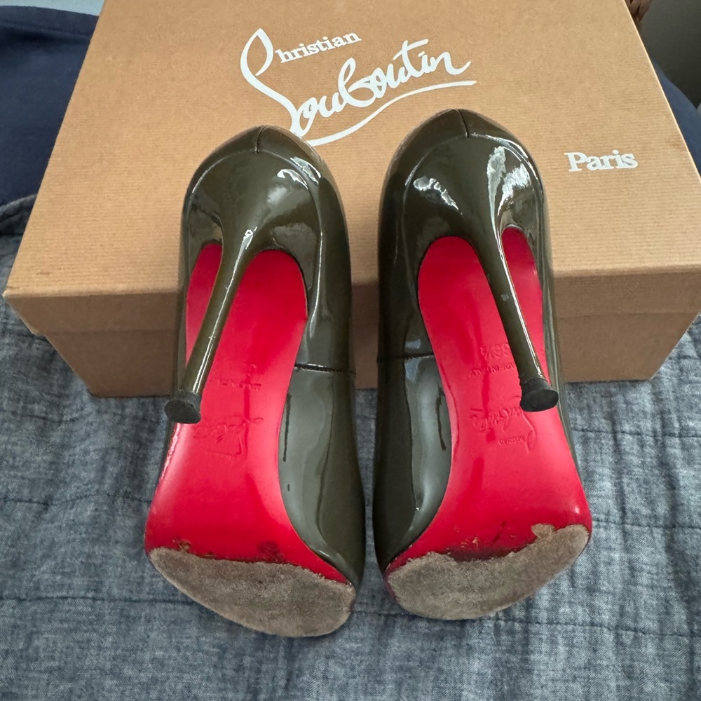 Christian Louboutin Olive Green Patent Pumps with Red Sole - Picture 3 of 6